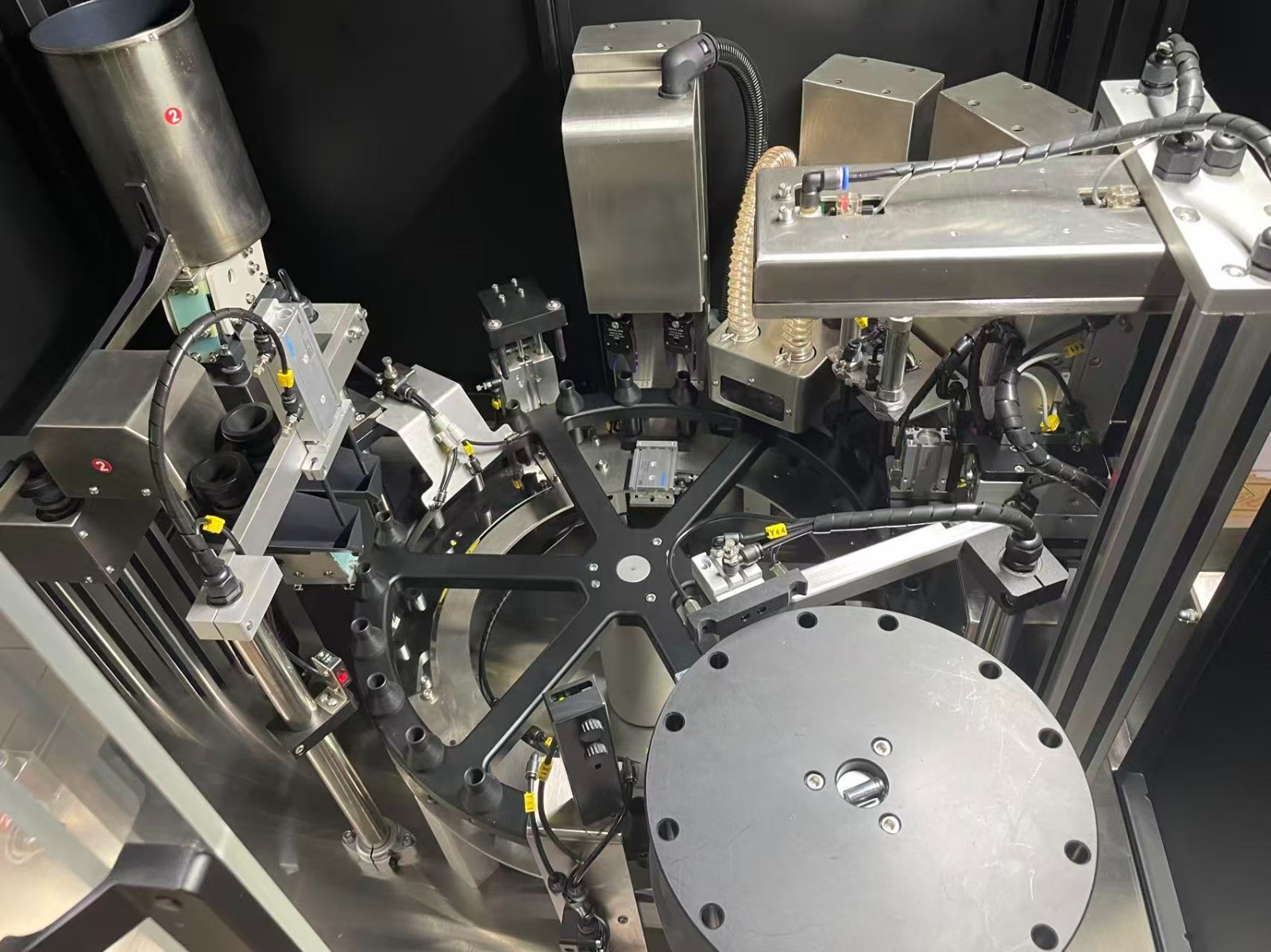 The real Apollo rotary wheel surrounded by filling and finishing stations